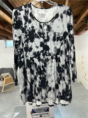 torrid Black & White Tie-Dye Peplum Henley Top